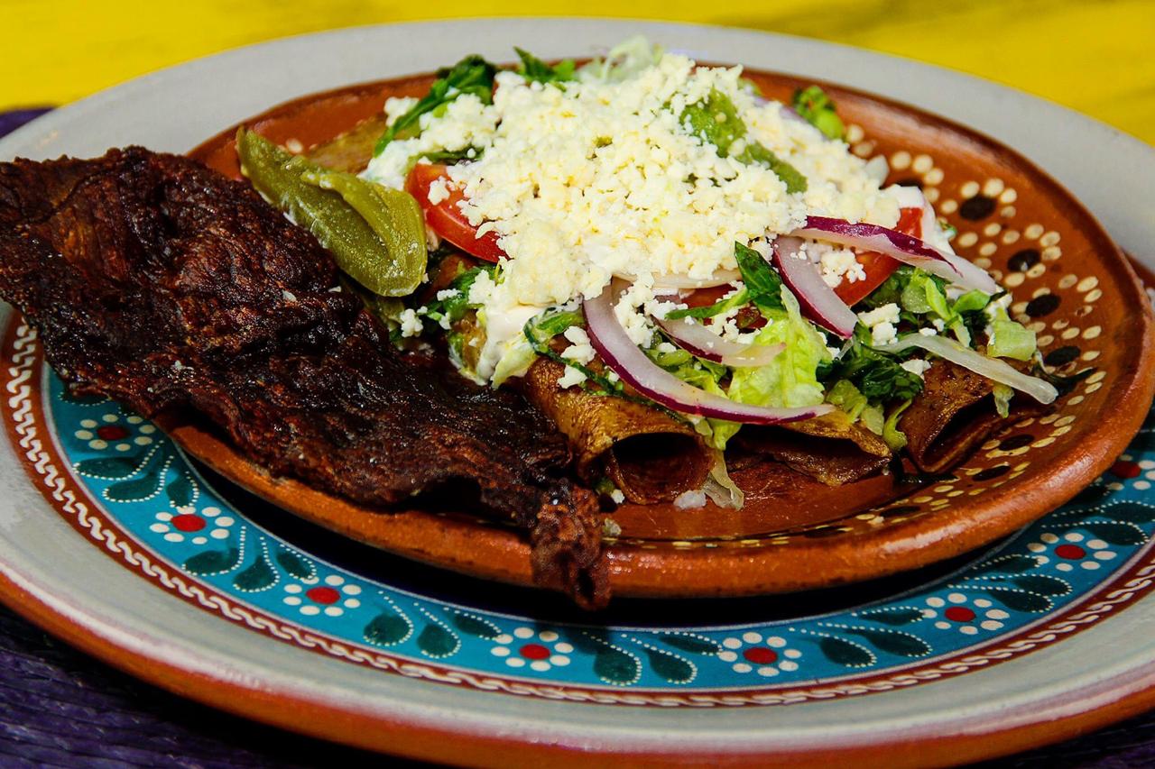 Media Orden de Enchiladas con pollo o con cecina o carnitas ( estilo Michoacan)